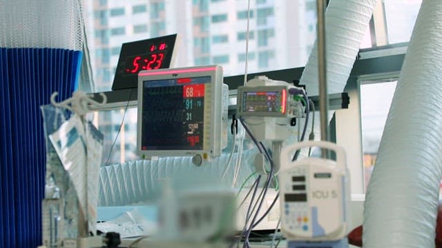 Medical equipments in a hospital room that can monitor a patient's vital signs