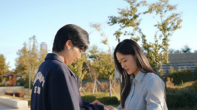 Man who helps a woman skateboard