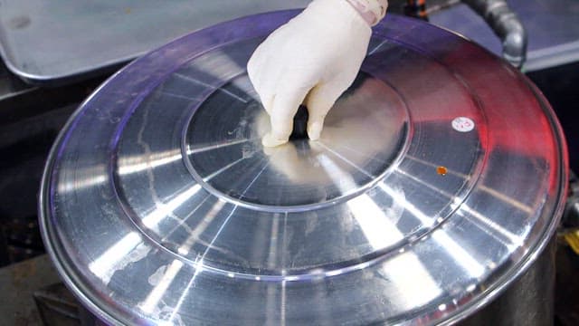 Braised pigs' feet boiling in a sot