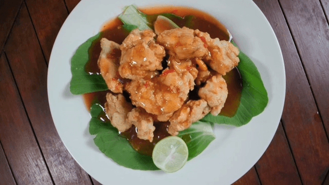 Delicious fried fish with thick sauce and lime