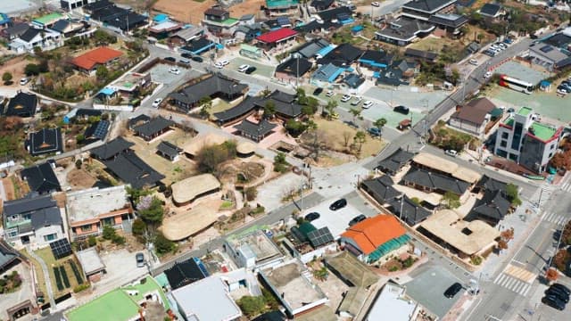 Traditional Hanok Village in Harmony with the Modern City