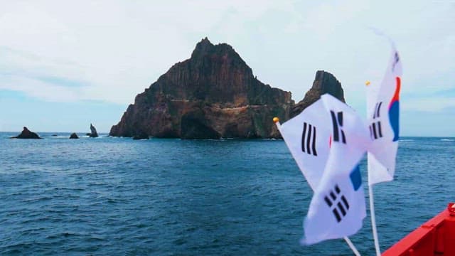 Taegeukgi fluttering with Dokdo in the background