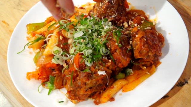 Spicy braised pork backbone sprinkled with peanuts