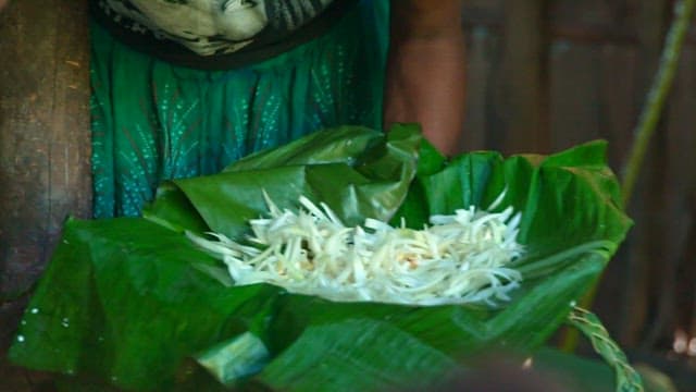 Cooking with fresh onions prepared in banana leaves