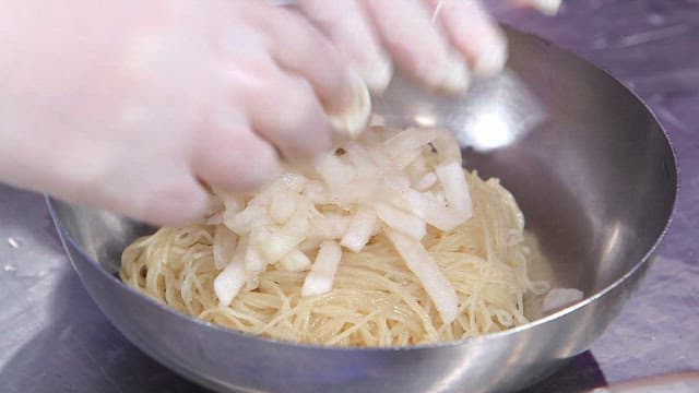 Wheat noodles with radish and cucumbers