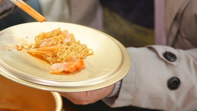 Chopstickful of ramen on a pot lid