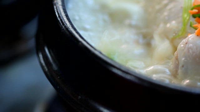 Boiling ginseng chicken soup with vegetables