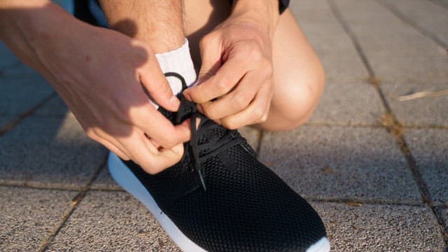 Man who ties shoelaces