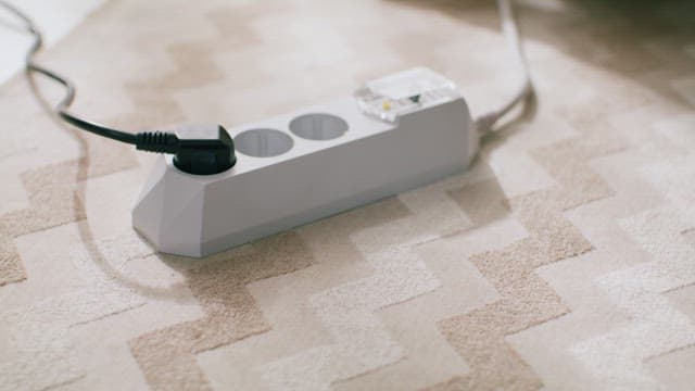 Unplugging and Plugging Power Cords