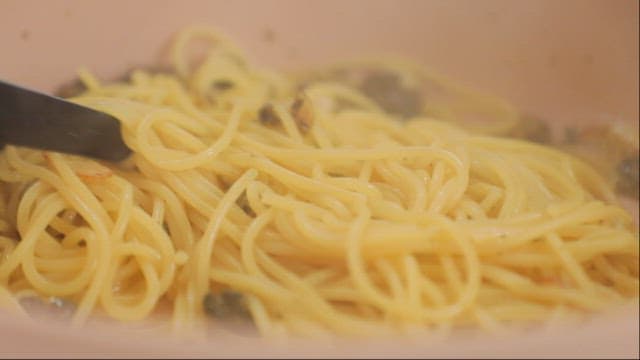Cooking spaghetti in a pan