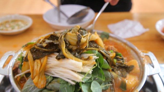 Napa cabbage and pork backbone stew with fresh vegetables