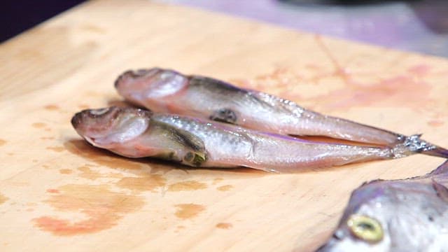 Sailfin sandfish with roe being prepared on a cutting board