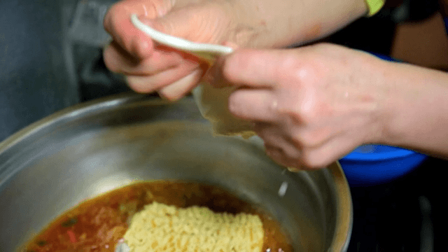 Putting hand-pulled dough in boiling ramyeon