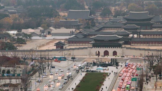 Busy Traffic near Gwanghwamun Square in front of Gyeongbokgung Palace