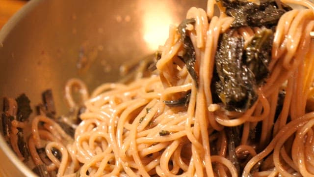 Perilla oil makguksu picked up with chopsticks