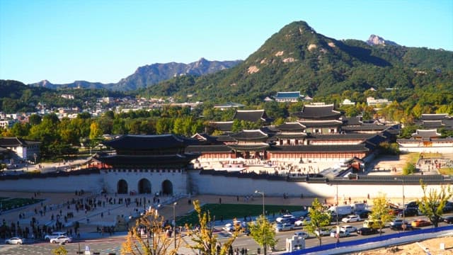 Gyeongbokgung Palace, crowded with tourists at the foot of the mountain, from day to night