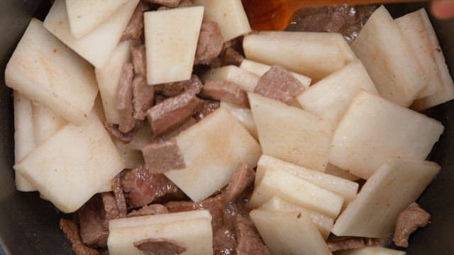 Cooking beef and radish soup in a pot