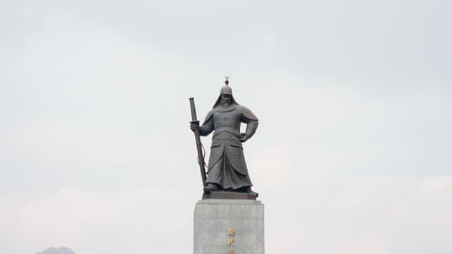 Statue of admiral Yi Sun-shin in Gwanghwamun square