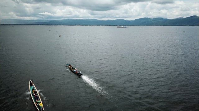 Boats Speeding Across a Scenic Inle Lake