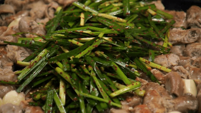 Chives and intestine grilled on a hot iron plate