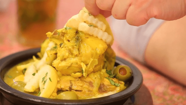 Chicken dish with chicken and saffron