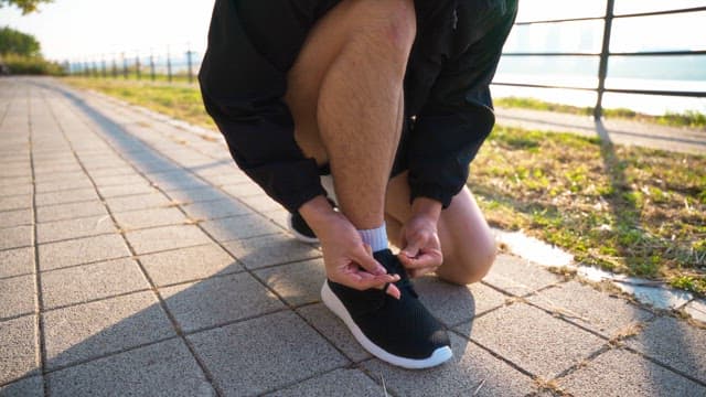 Man who ties shoelaces