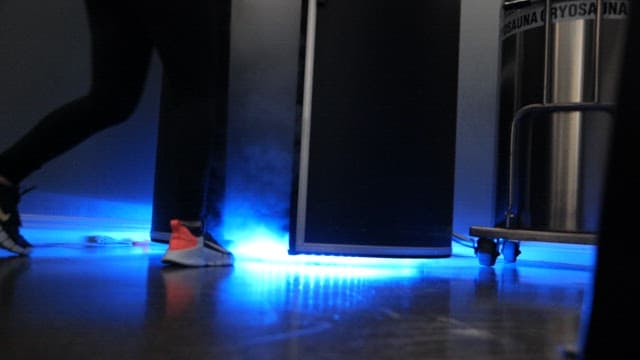 Cooler emitting blue light and nitrogen vapor