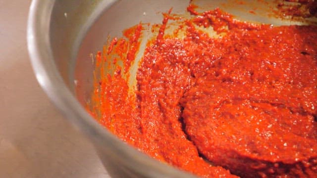 Make a seasoning sauce by mixing chili powder and sauce in the kitchen