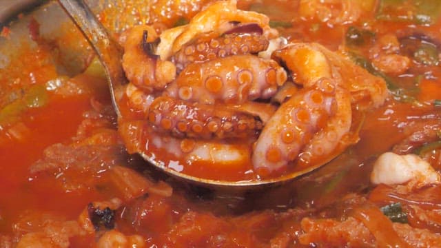 Stir-fried octopus with boiling spicy sauce