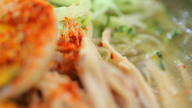 Chicken cold noodles with red pepper powder