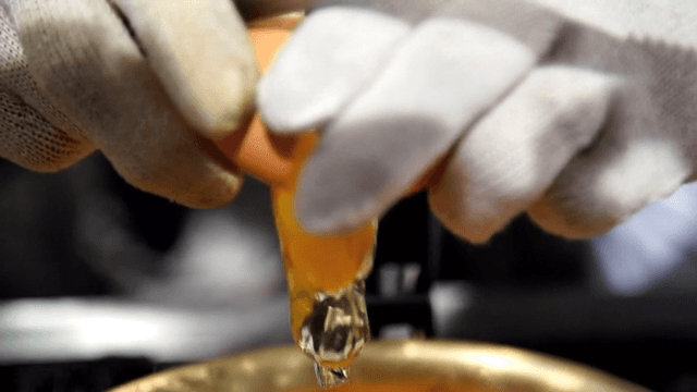 Cracking an egg into boiling ramyeon