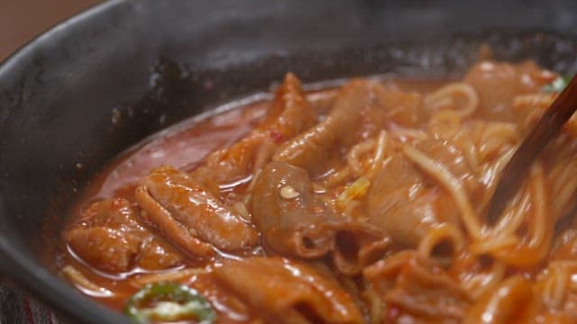 Spicy seasoned noodles with tripe