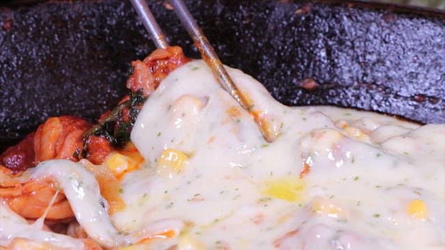 Person who wraps cheese on spicy stir-fried chicken