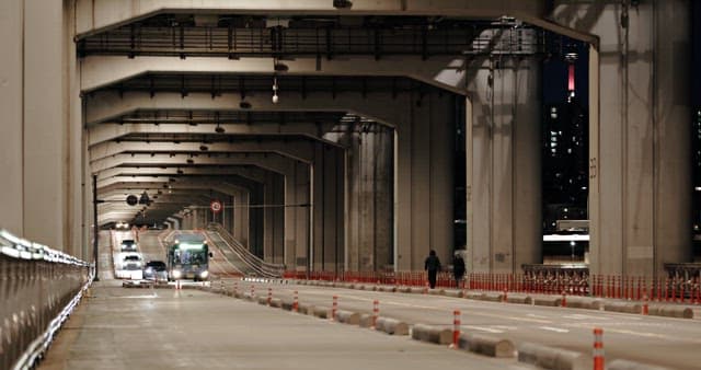 Buses and cars passing over the Jamsugyo bridge at night