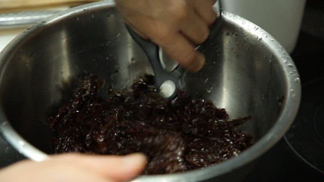 Laver trimmed with scissors in a metal bowl