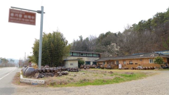 Rustic House with Traditional Jangdokdae in Rural Area