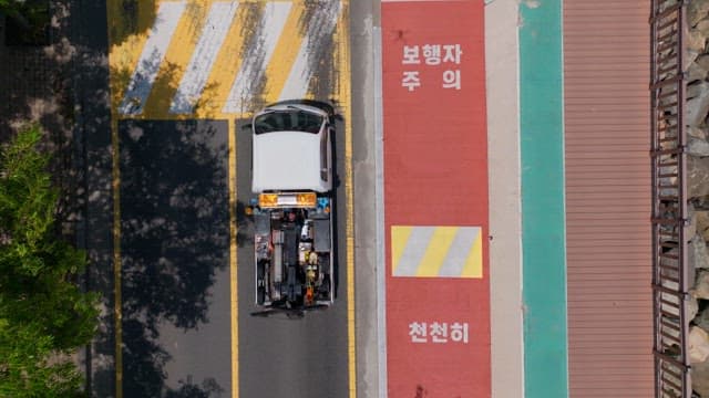 Roads with cars and pedestrian-only streets in urban areas