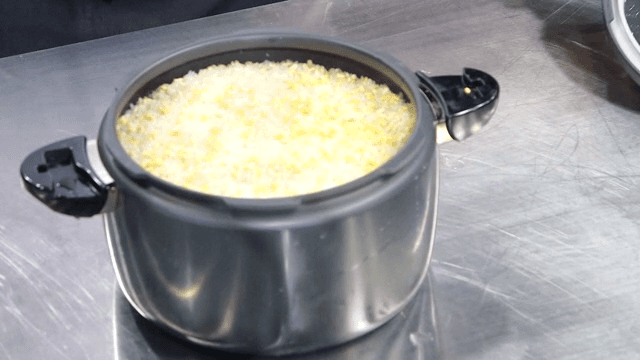 Cooking sweet rice in a pressure rice cooker