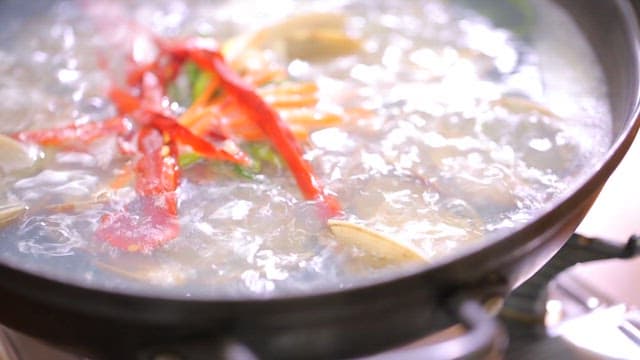 Clam soup boiled with vegetables