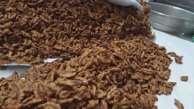 Well-roasted nuts walnuts transferred to tray