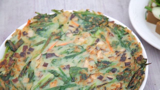 Korean green onion pancake and acorn jelly salad