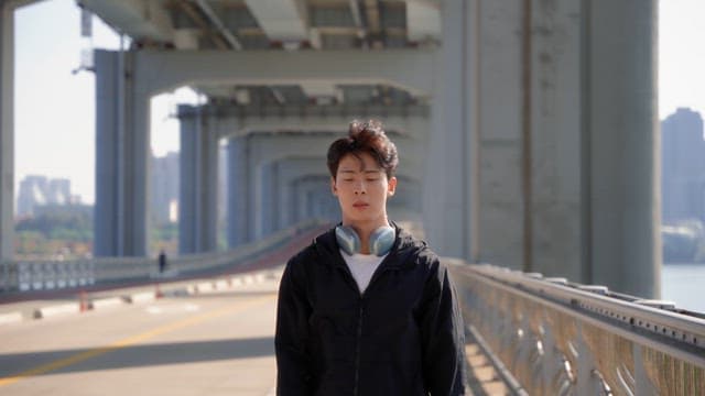 Man jogging on a jamsu bridge with headphones