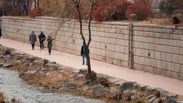 People walking along Cheonggyecheon road