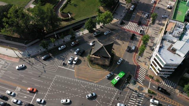 Korean Historic Architecture in the Middle of Busy City Intersection
