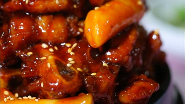 Braised pork ribs topped with sesame seeds
