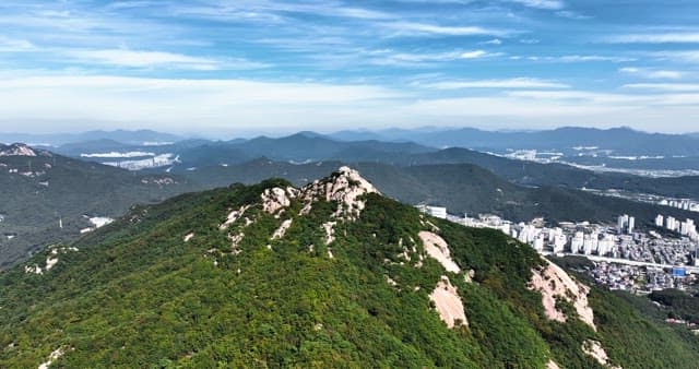 Buramsan mountains under a clear sky
