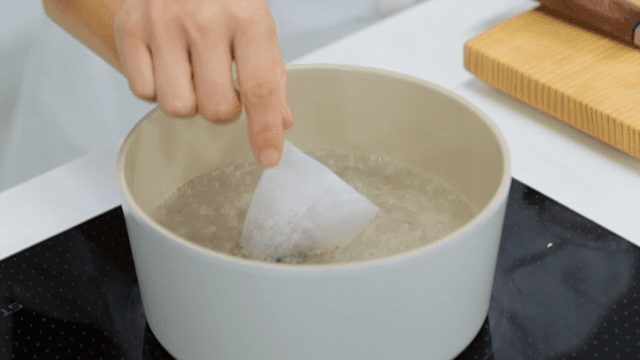 The process of boiling broth with a broth pack