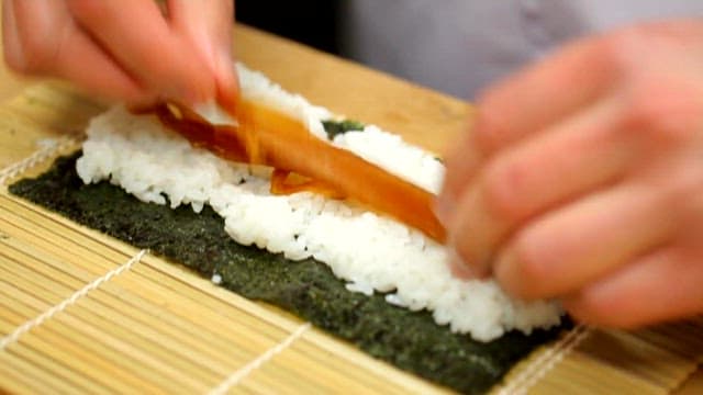 The process of making dried gourd shavings rolls