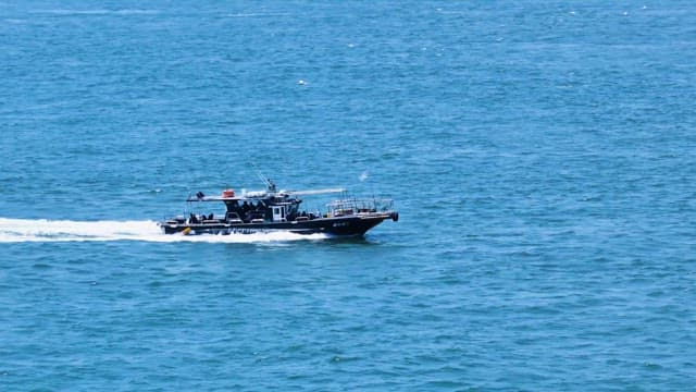 Speeding boat cutting through ocean waves