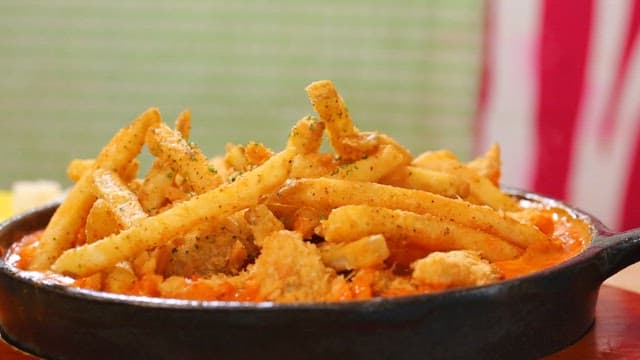 Crispy fries on a sizzling hot plate